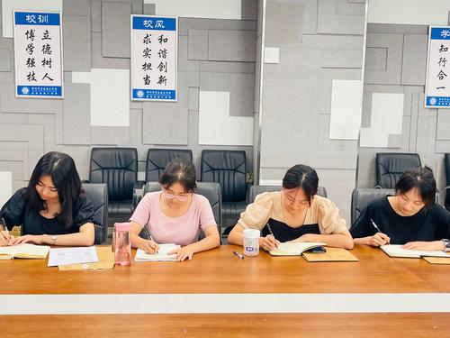 3.新任班主任老师认真聆听，收获满满