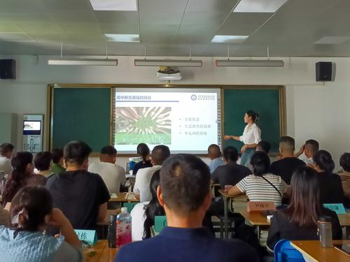7.班主任老师向家长介绍高中新生面临的挑战