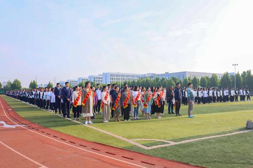 3.全体师生以朝气蓬勃的姿态迎接新学期