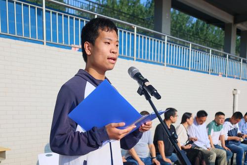 4.2104班闫恩全作为学生代表发言