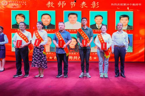 3.校领导为优秀共产党员颁发荣誉证书并合影留念