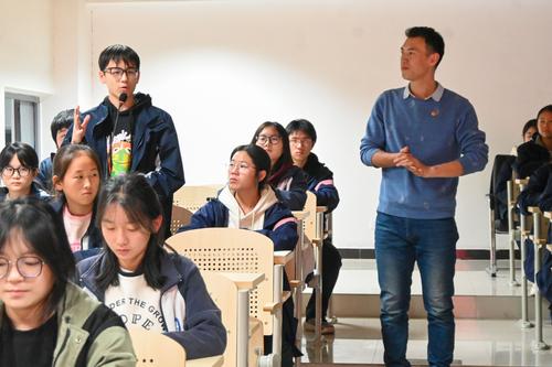 3学生积极分享自己的学习感受