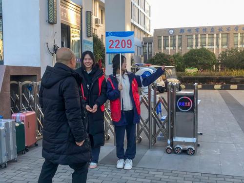 2家长会期间志愿者接待家长