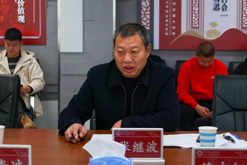 2郑州市信息技术学校副校长张继波做自评报告