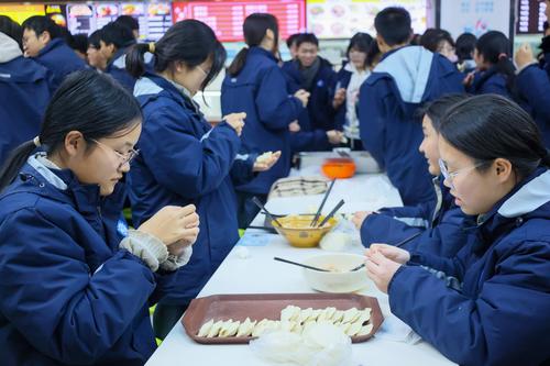 2同学们互相学习一起包饺子