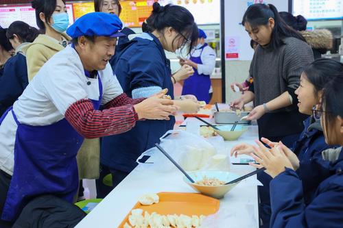 7食堂工作人员教同学们怎么包