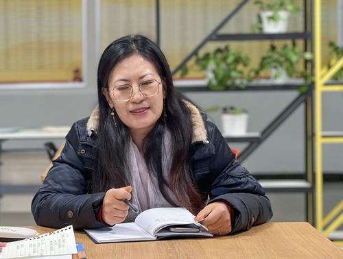1.高一年级长李新华老师在总结2023年度的班级管理工作