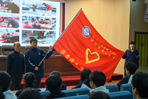 3郑州市信息技术学校副校长王宏亮向新一届大队长袁满授旗