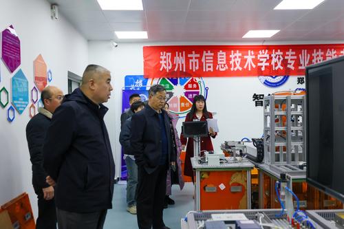 3参观工业机器人实训室