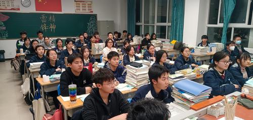 同学们在认真观看“3·15”晚会-(2)