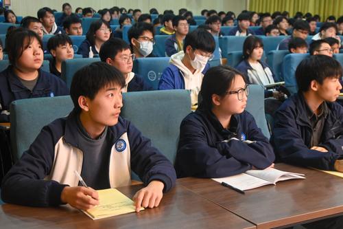 李晓培诙谐的语言吸引着学生认真听讲