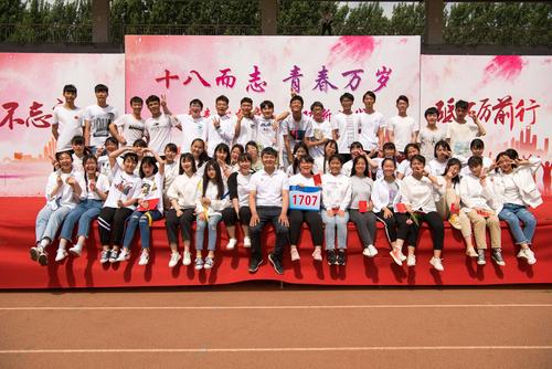 3杨梦君（第二排右一）参加学校组织十八岁成人礼活动