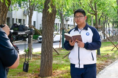 学生在镜头前分享自己的读书心得