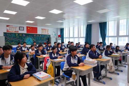 4学生认真听讲
