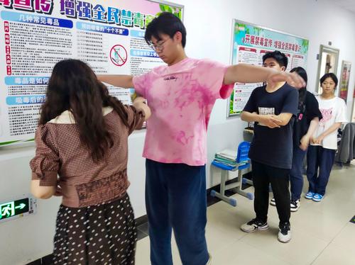 3教师对学生进行检查