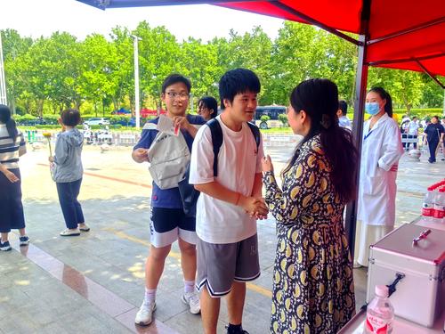 2送考老师进行答疑解惑