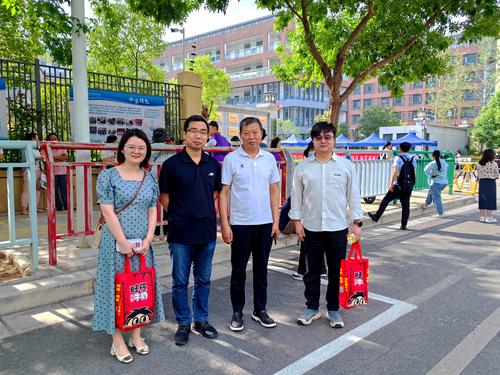 2.学校领导为教师送“礼包”