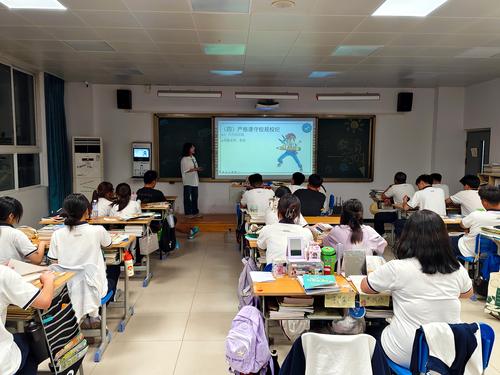 6胡锦婷老师在精心召开“开学第一课”