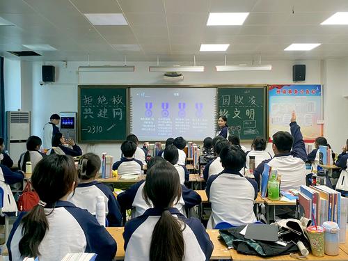 2主题班会上同学们热烈讨论