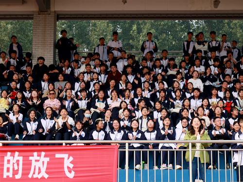 6同学们为运动员们加油助威