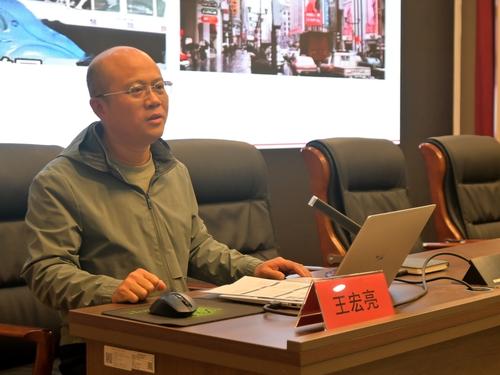 2副校长王宏亮为入团积极分子授课