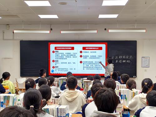 4 2404班学生分享面对校园危险时的应对方法