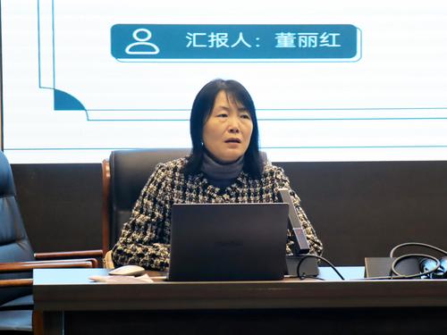 4大数据技术应用校队优秀辅导教师董丽红进行发言