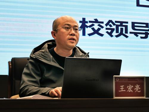 5郑州市信息技术学校副校长王宏亮进行总结发言