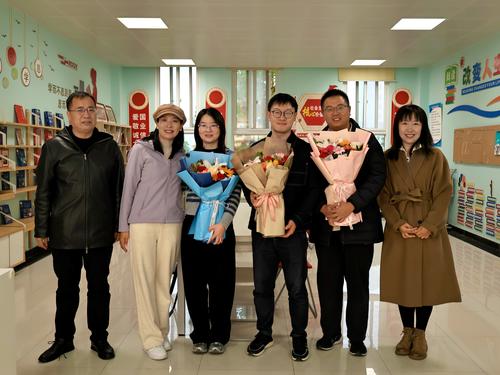 3学校中层领导为班主任献花留影