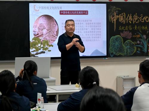 1.数字媒体部主任寇义峰鼓励同学们积极传承中华传统文化