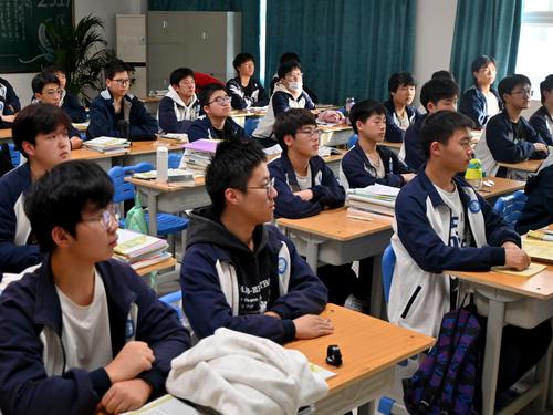5.学生们认真观看视频