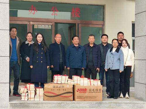 5给乡村学校带去了图书和体育器材