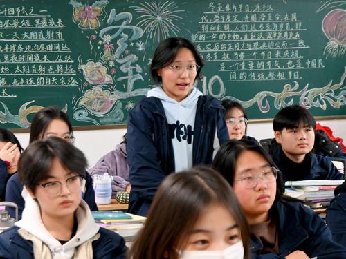 3.学生代表声情并茂地诵读有关冬至的诗词