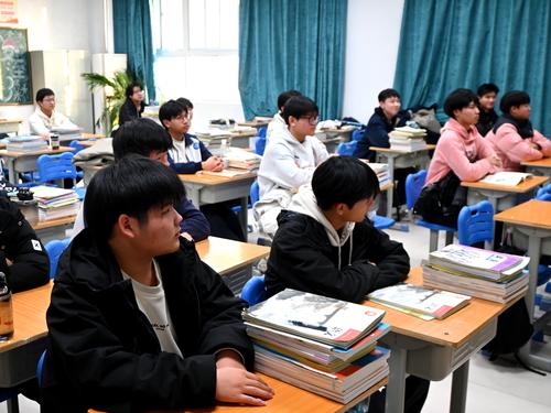 4.学生们认真听讲