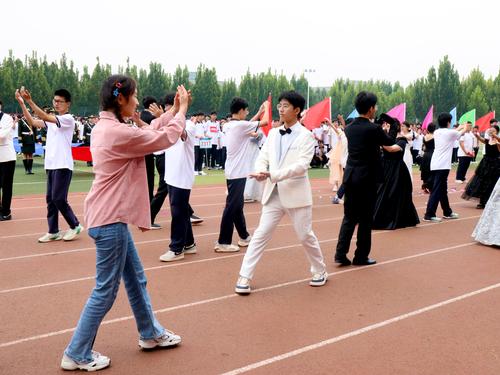 3.在秋季运动会入场式上师生共舞