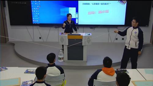 2.艾金玲老师在指导学生做课前小游戏