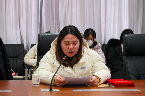 4.艾金玲老师作为学校新闻宣传工作先进个人代表在表彰会上发言