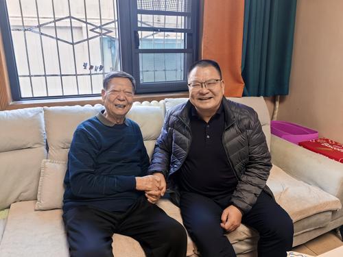 1校党委书记邵元辉慰问退休老校长纪铭有