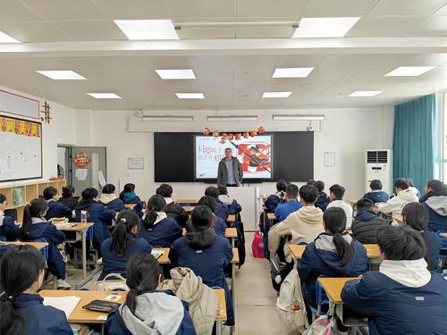 1 2403班班主任王松以“哪吒”为例鼓励学生