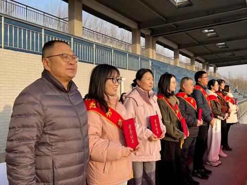 5校领导为优秀班主任颁奖并合影