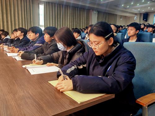 1.学生认真记录课程内容