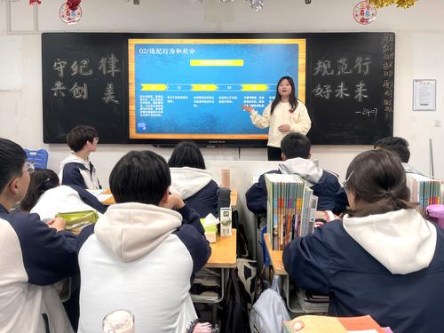 1.班主任老师周冀红向同学们讲述遵纪守规的重要意义