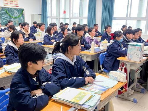 2.同学们认真听讲