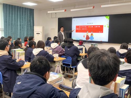 3.班主任老师巩豪杰与同学们分享礼仪相关知识