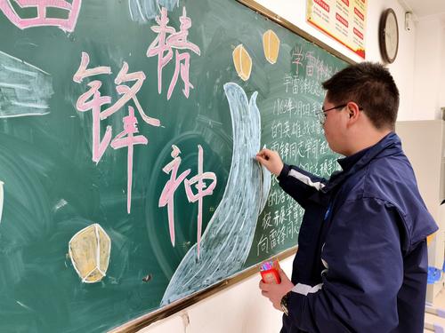 1学生绘制黑板报