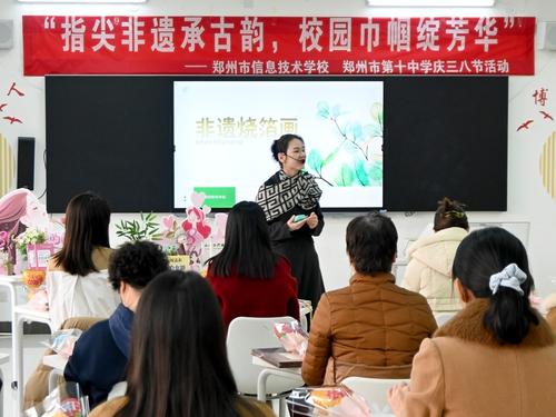 3非遗传承人为女职工们详细讲解烧箔技艺的起源