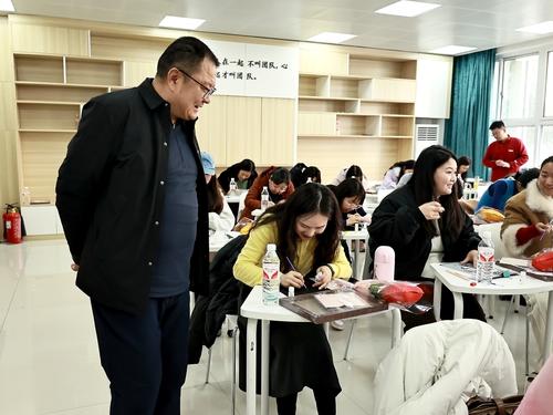 6校党委书记邵元辉来到活动现场