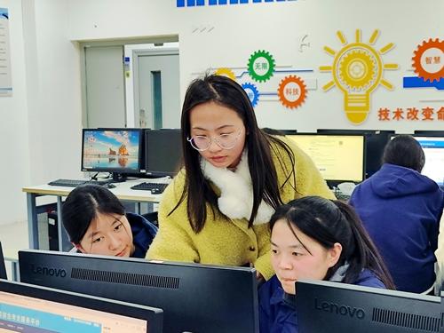 3.班主任吴自英老师指导学生报考