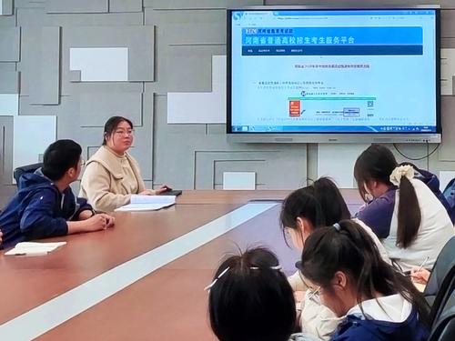 4. 陈玉秀老师对班干部进行前期培训