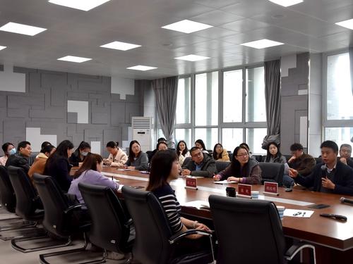 2郑州市教育科学规划与评估中心教育监测和评估研究室科研员胡远明做讲座